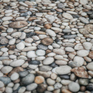 Moquette Stand imprimée Galets – texture minérale réaliste pour scénographie design