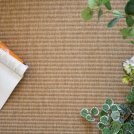 Tapis sur mesure Mahé - Naturel, tissage fin aspect sisal avec magazine et plantes