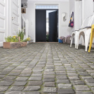 Sol Vinyle Textile - Relief 3D - Imprimé pavés anciens de ville, décor réaliste dans une entrée imitant les pavés traditionnels