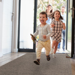 Tapis d'entrée antisalissures beige posé dans un couloir d’entrée, usage résidentiel