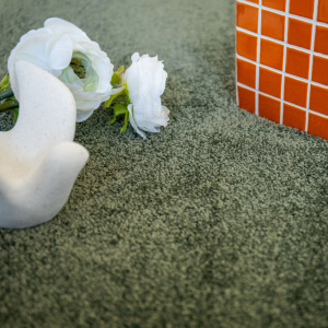 Dalle de moquette repositionnable Flexi Home vert forêt, texture dense et confortable