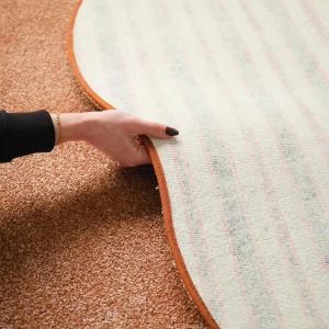 Tapis contemporain de forme organique - Influence - Rose corail - envers