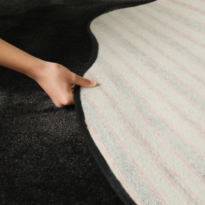 Tapis contemporain de forme organique Hypnose noir velours - envers