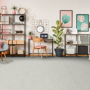 Moquette Re-cycle Grège tendre dans pièce de vie avec mobilier déco et ambiance chaleureuse