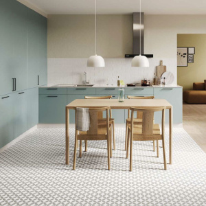 Sol vinyle Prestige Batitec - Magali T94 à motifs géométriques gris et blanc dans une cuisine contemporaine avec îlot bleu clair et tabourets en bois