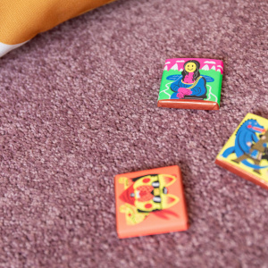 Moquette ultra douce Kawaii Rose ancien avec jeux colorés et coussin dans une chambre d'enfant chaleureuse