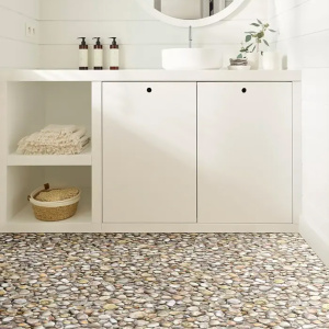 Tapis vinyle sur mesure effet 3D motif coquillages sous meuble vasque blanc