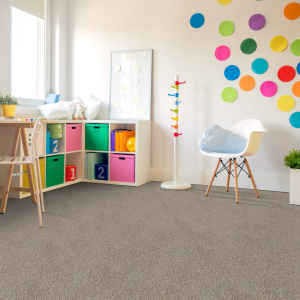 Moquette Re-life Marron en fibres polyester recyclé dans un espace enfant créatif avec rangements et décoration murale