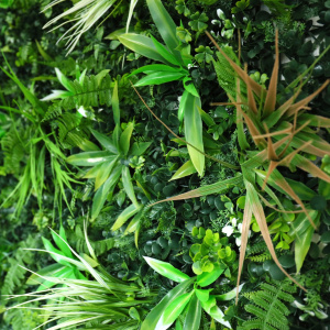 Rendu réaliste des feuillages exotiques et brunis du mur végétal artificiel Forêt tropicale