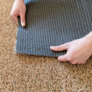 Envers gazon synthétique Essential Garden 22 mm beige sable, support souple pour pose facile