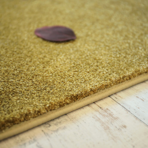 Tapis doux Charme velours - Vert - Galon moutarde - gros plan