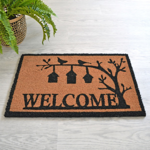 Paillasson coco Oiseaux 71 x 46 cm posé dans une entrée intérieure, fibres naturelles de coco et motif oiseaux noir