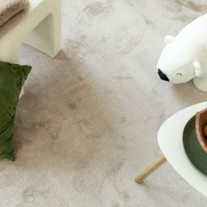 Moquette ultra douce Pulse argile beige, velours beige clair avec ours blanc décoratif