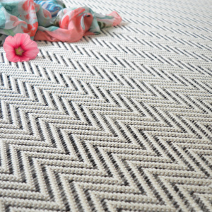 Tapis intérieur / extérieur tissé plat Java Chevron blanc ganse noire - vue de près