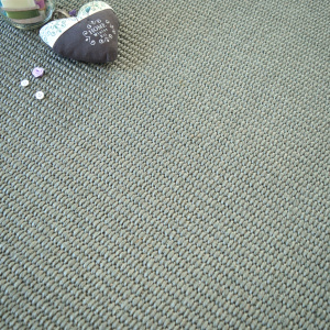 Revêtement sisal Quintana Gris en fibres naturelles avec accessoire en tissu posé sur texture structurée