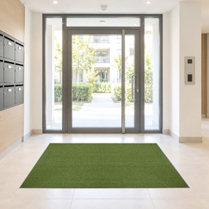 Paillasson - Tapis brosse Coco - Vert Pomme - Ép. 23 mm, tapis de propreté noir profond contrastant avec le carrelage clair d'une entrée moderne