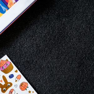 Moquette Pulse noir graphite, décor intérieur avec objets graphiques