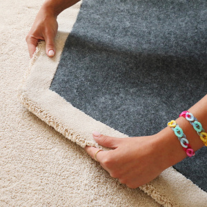 Tapis hexagonal en matière recyclée Re-life beige nude - envers