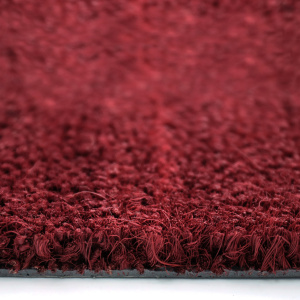 Détail de la structure du tapis sur mesure paillasson brosse coco 17 mm rouge, aspect brut et dense