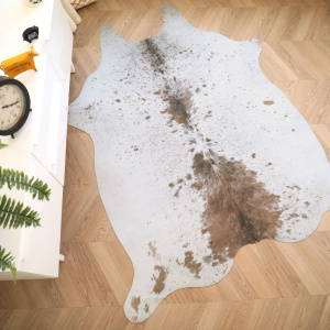Tapis peau de bête imprimé HD - Imitation vache tachetée claire - Marron et blanc sur parquet, détail de sa forme irrégulière