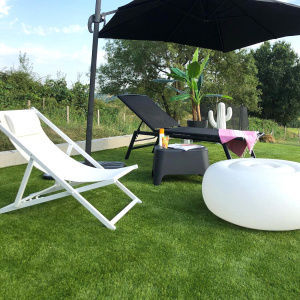 Terrasse moderne aménagée avec mobilier et gazon synthétique Vincennes 35 mm pour un jardin sans entretien
