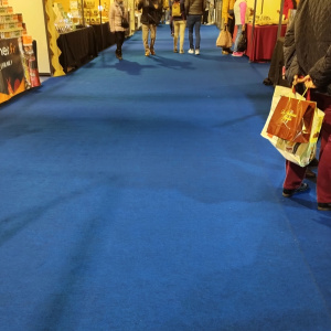 Moquette Stand Expo Bleu Saphir, solution rapide et esthétique pour événement intérieur