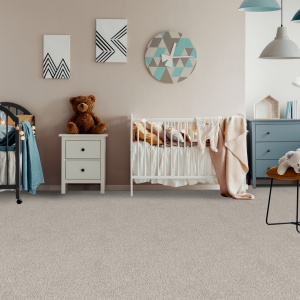Moquette épaisse en polyester recyclé Re-life Beige dans une chambre enfant douce et lumineuse