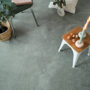 Moquette douce Hypnose Vert sauge avec ambiance déco naturelle et confort feutré