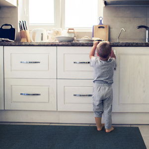 Tapis d'entrée bleu effet antidérapant devant évier, version antisalissures en situation
