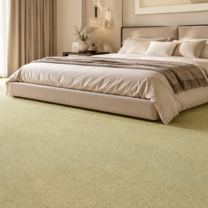 Moquette ultra douce Kawaii - Vert tendre associée à une décoration aux tons beiges dans une chambre élégante
