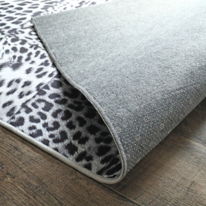 Envers antidérapant du tapis toucher soft imprimé léopard patchwork noir et blanc assurant une bonne tenue au sol
