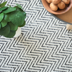 Revêtement de sol tissé plat Java Chevron Blanc avec texture graphique et mise en scène naturelle
