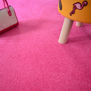 Moquette Flash Rose pailletée dans espace enfant avec ambiance douce et ludique