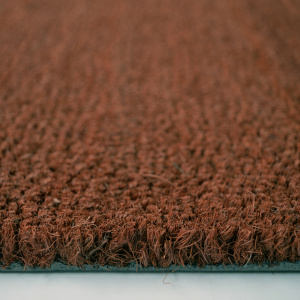 Gros plan sur la tranche du paillasson 17 mm Tapis brosse Coco Rouille