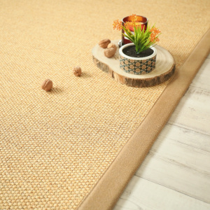 Tapis en sisal Tulum coloris miel avec ganse en lin camel, finition élégante et naturelle