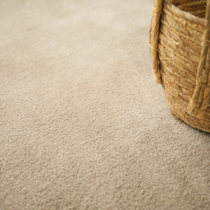 Tapis doux Hypnose beige nude galon tabac - gros plan