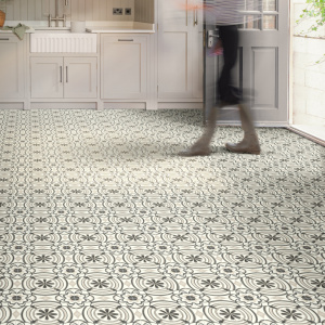 Cuisine à l’ambiance naturelle et chic avec le sol vinyle motif andalou noir Textile Rénove en finition mate