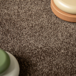 Tapis sur mesure en polyester recyclé Re-life Chocolat, texture épaisse pour salon, chambre ou dressing