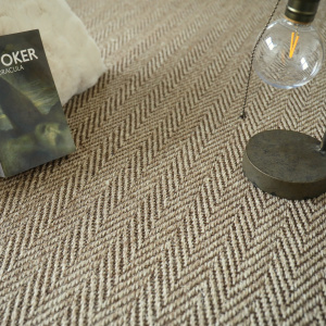 Revêtement sisal Maya Chevron Beige fibres naturelles avec traitement anti-taches