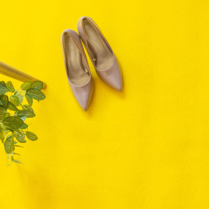 Moquette Stand Event - Jaune dans une boutique de fleurs avec allée centrale aux couleurs éclatantes