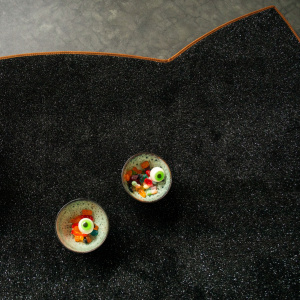 Tapis Miaou Halloween - Chat noir pailleté - Édition limitée avec friandises en forme d’yeux et citrouille orange