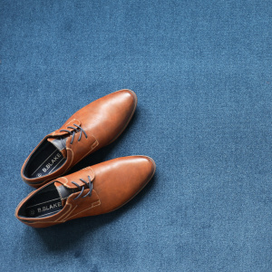 Chaussures et objets déco disposés sur un tapis sur mesure Sylon Bleu denim en velours