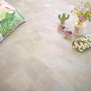 Ambiance estivale sur Dalle sol vinyle rigide Performance - Pierre Calcaire