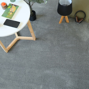 Tapis sur mesure doux Hypnose gris acier - vue de loin