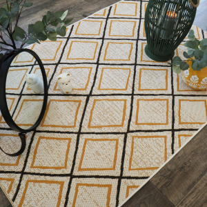 Tapis d'extérieur ou de salon - Motifs losanges - Jaune et noir - Vue de loin