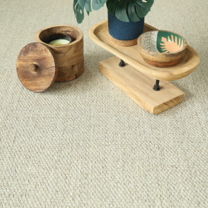 Ambiance déco naturelle avec le tapis sur mesure sisal Tulum blanchi avec boîte en bois et plante