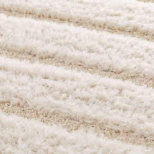 Gros plan sur le tapis Zig-Zag crème relief motif graphique contemporain