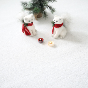 Gazon synthétique blanc Event 8 mm certifié GRS et classé feu, décor d’hiver élégant et lumineux