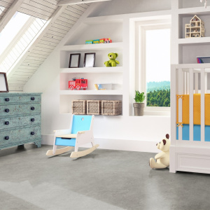 Sol PVC Best effet béton gris dans chambre avec lit bébé et mobilier