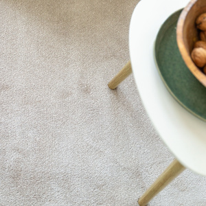 Moquette ultra douce Pulse argile beige, texture velours douce et lumineuse